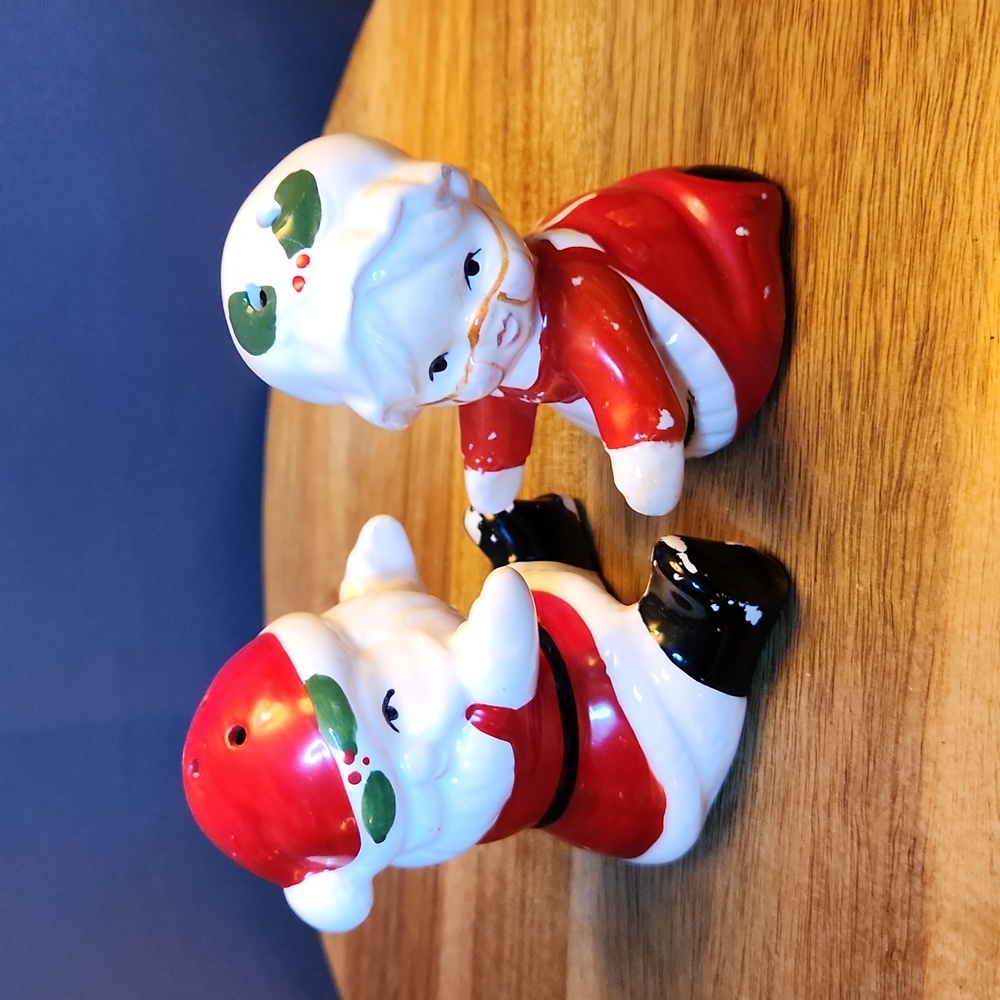 Vintage Taiwan Hugging Santa Claus  & Mrs Claus Salt and Pepper Shakers